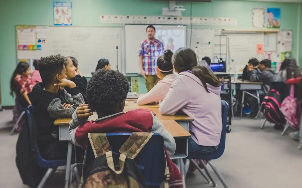 Un docente spiega la lezione davanti alla sua classe